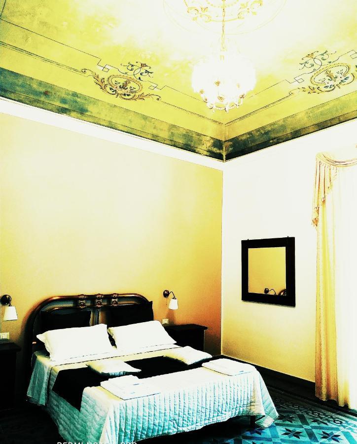 Le Suite Del Teatro Cucinino Privato Tarento Exterior foto