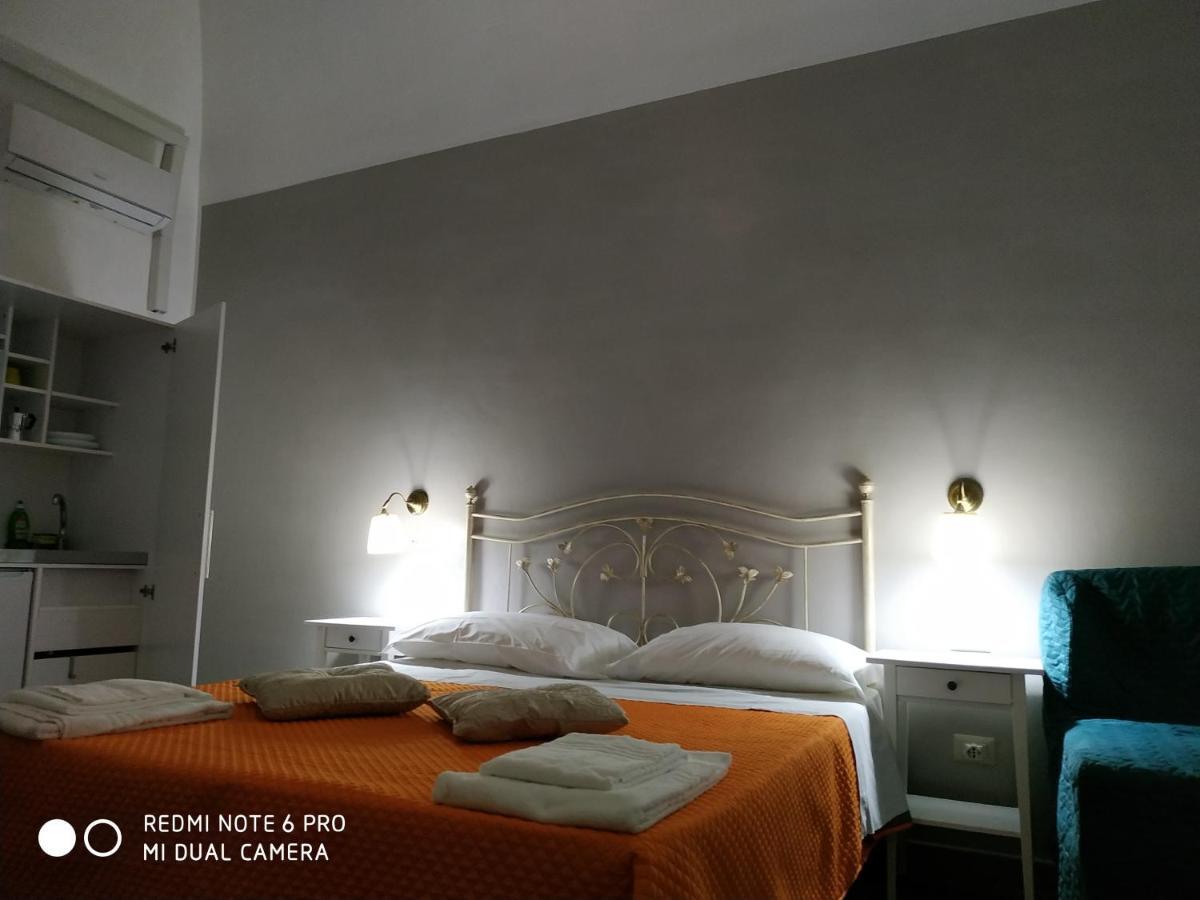 Le Suite Del Teatro Cucinino Privato Tarento Exterior foto