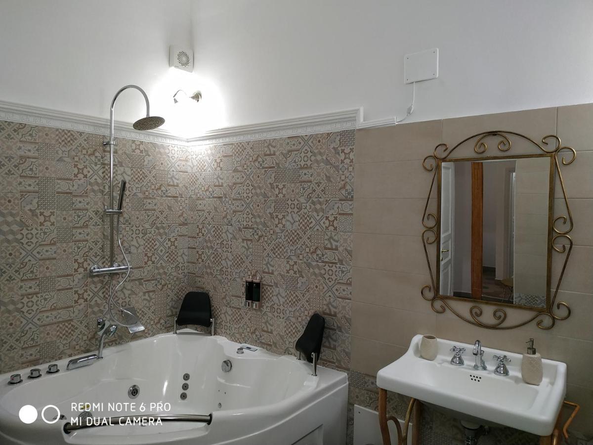 Le Suite Del Teatro Cucinino Privato Tarento Exterior foto
